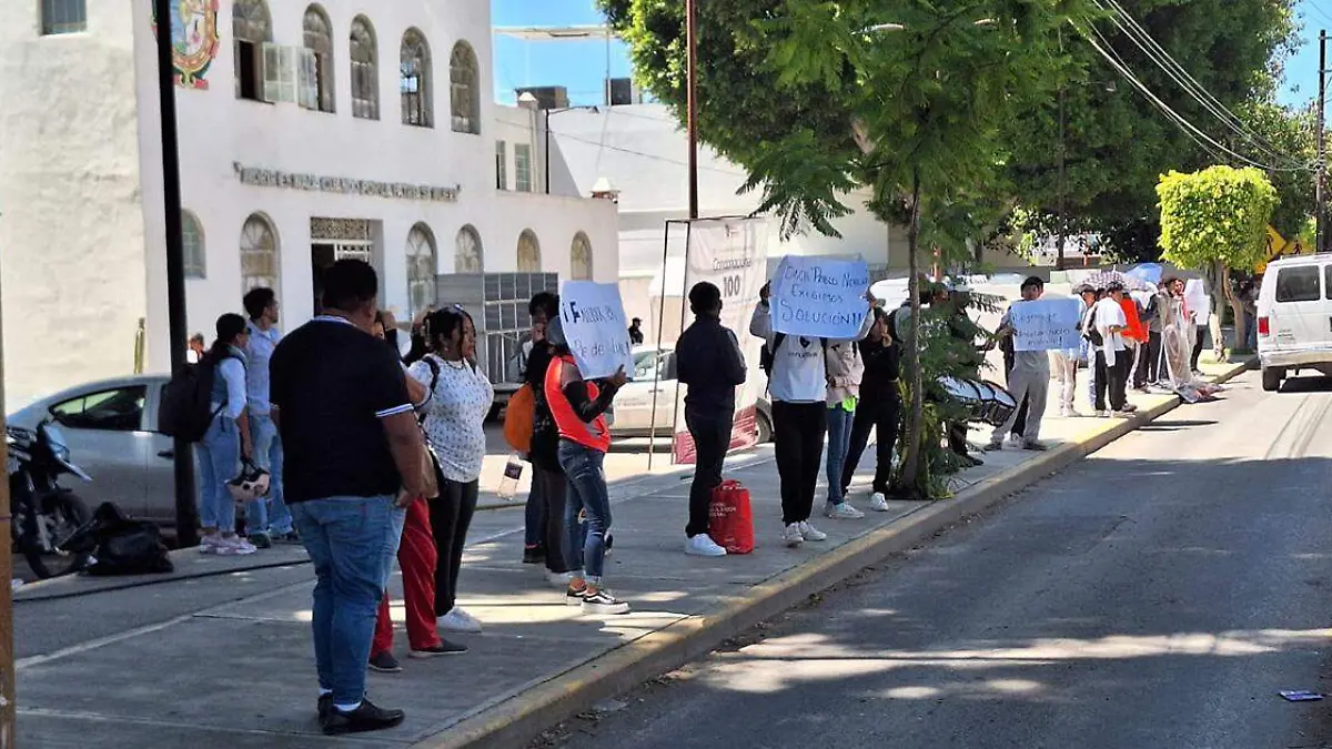 Estudiantes del bachillerato Pablo Neruda ubicado en la junta auxiliar de San Lorenzo Teotipilco se manifestaron